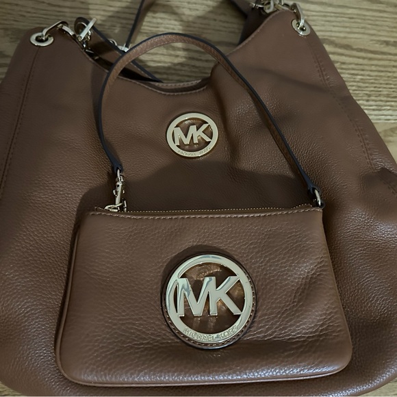 Michael Kors tan shoulder bag and matching wristlet - Picture 13 of 13